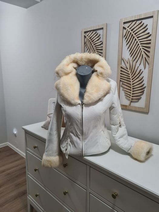 Palton scurt  alb cu blanita la guler și maneci