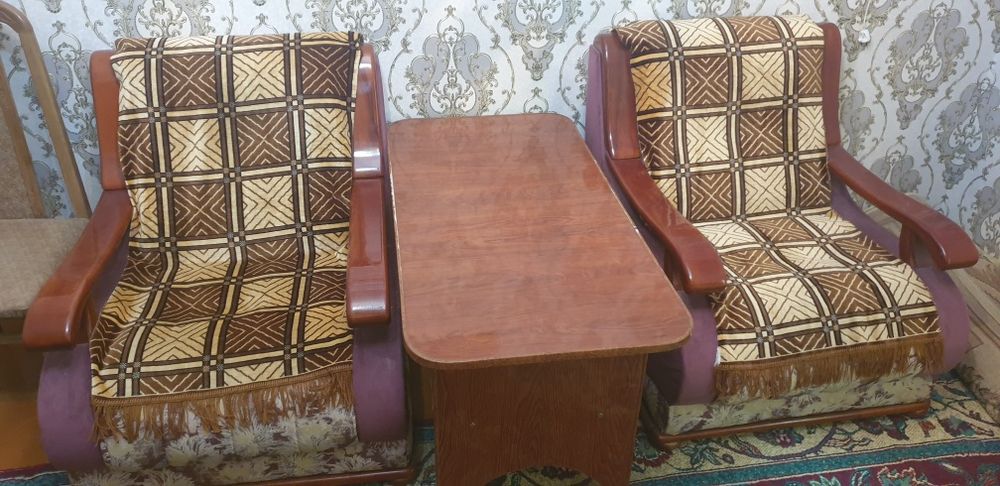 Продаётся 2 кресла и журнальный столик