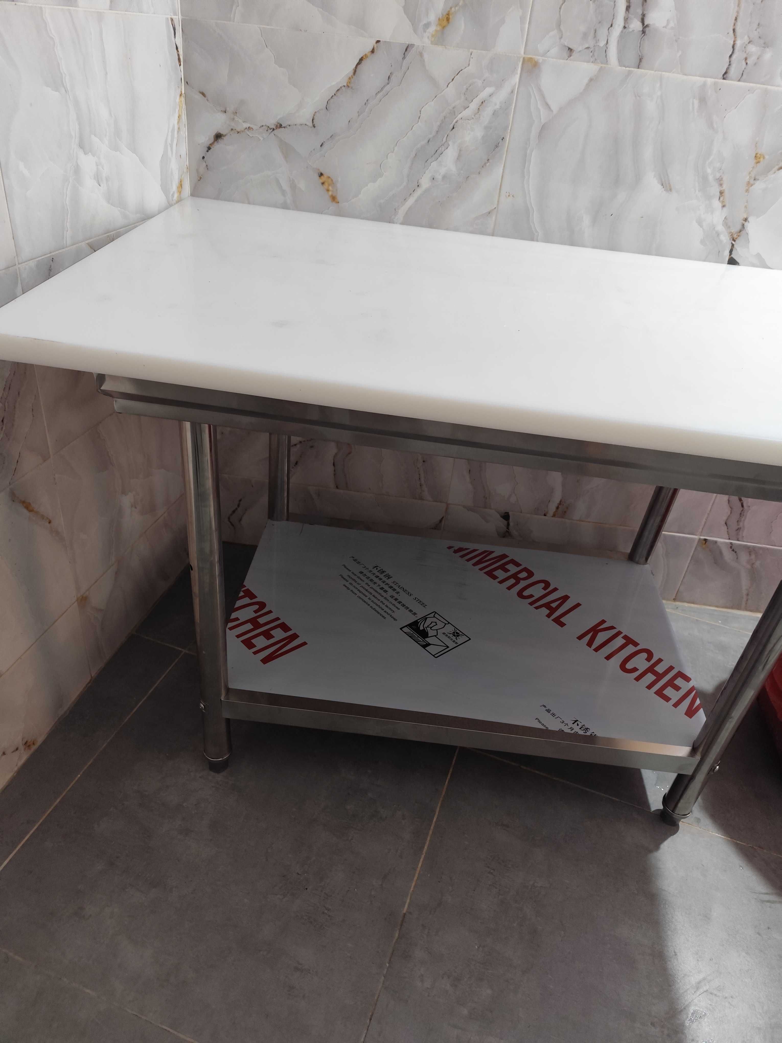 Masa de lucru din INOX,cu poliță - blat din PEHD alb