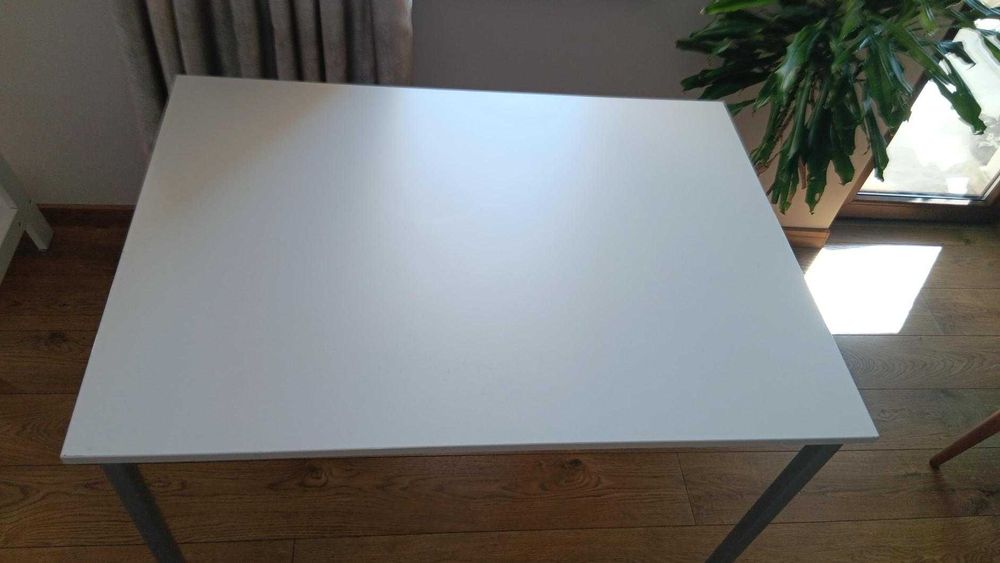 Маса/бюро с метални крака