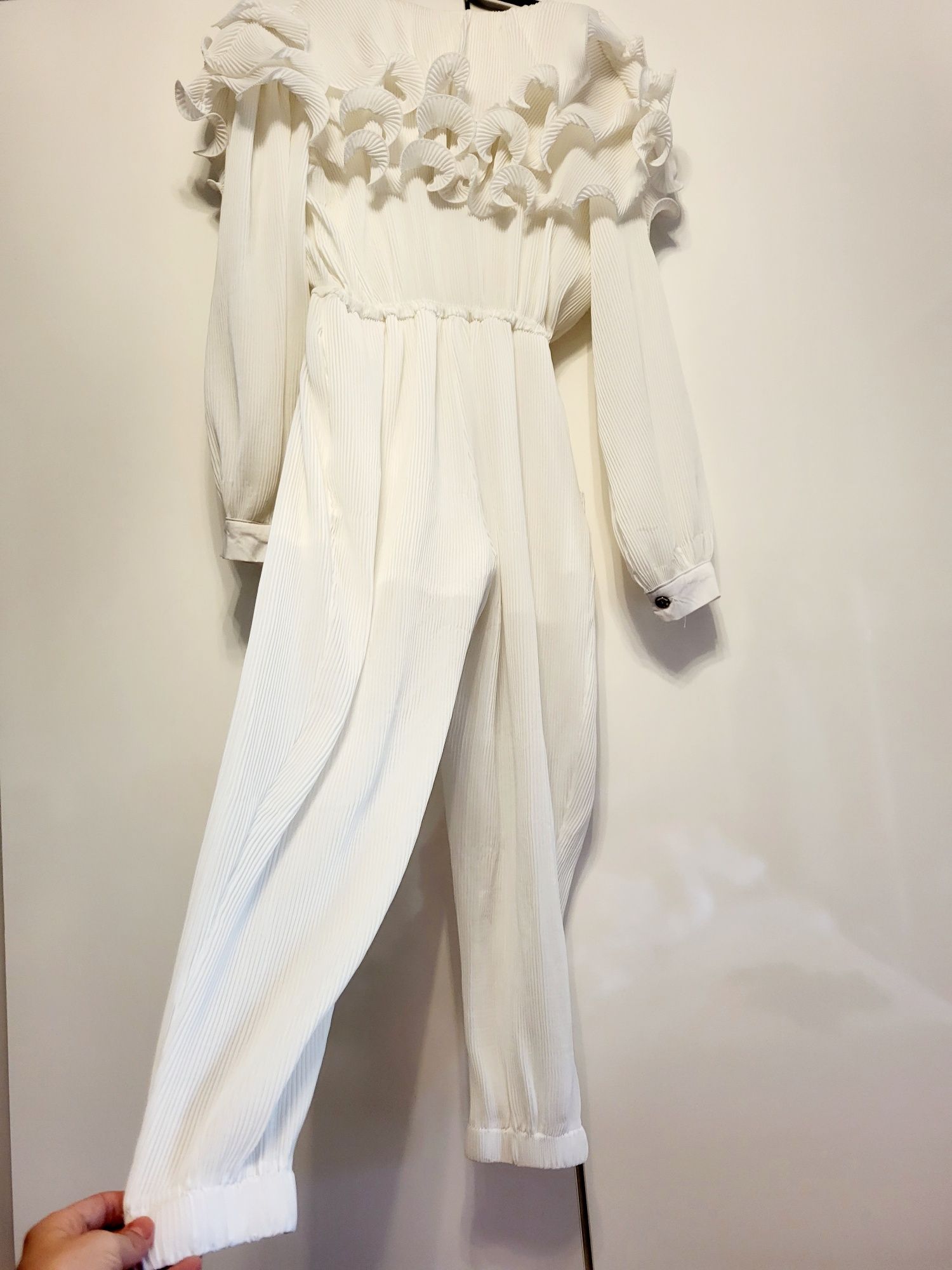 Salopeta alba pantaloni luni mâneci lungi