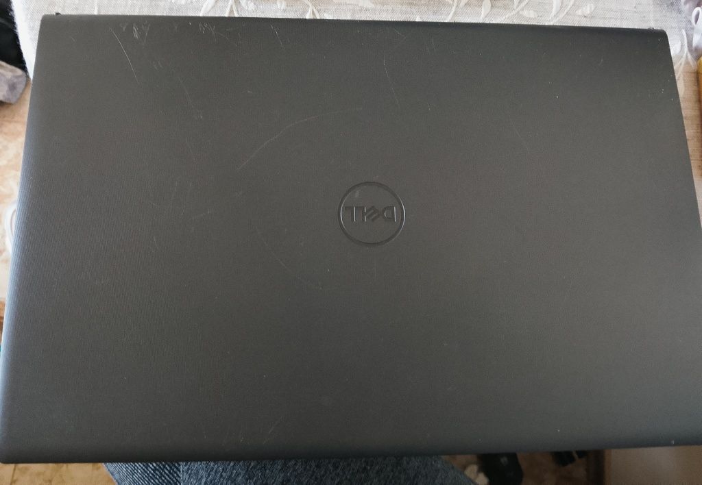 Спешно !!! Лаптоп Dell vostro 3520