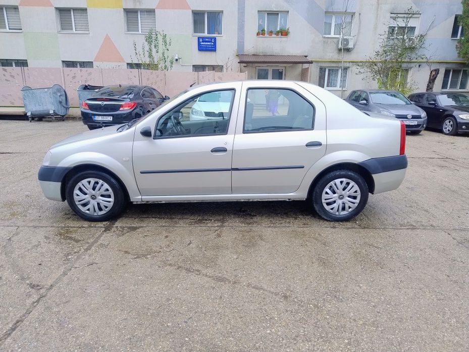Vând Dacia Logan