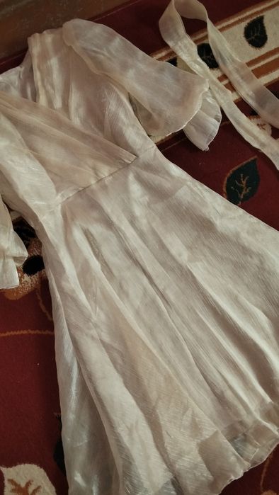 Ayol qizlar uchun juda chiroyli koʻylak sotiladi