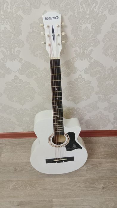 Новая белая гитара