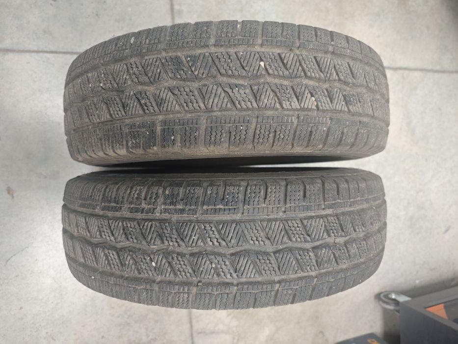 Продавам 2бр. зимни гуми за бус Hankook Winter Icept LV 215/75/16C
