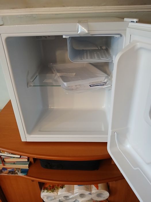 VHVând frigider cu un mic congelator (tip bar ),HEINNER