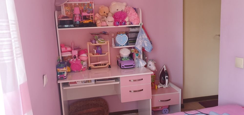 2 кровать, шкаф и компьютерные стол и еще 1 тумбочка