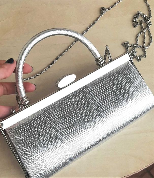 Poseta argintie eleganta, noua din piele,cu lant pe umar pentru ocazie