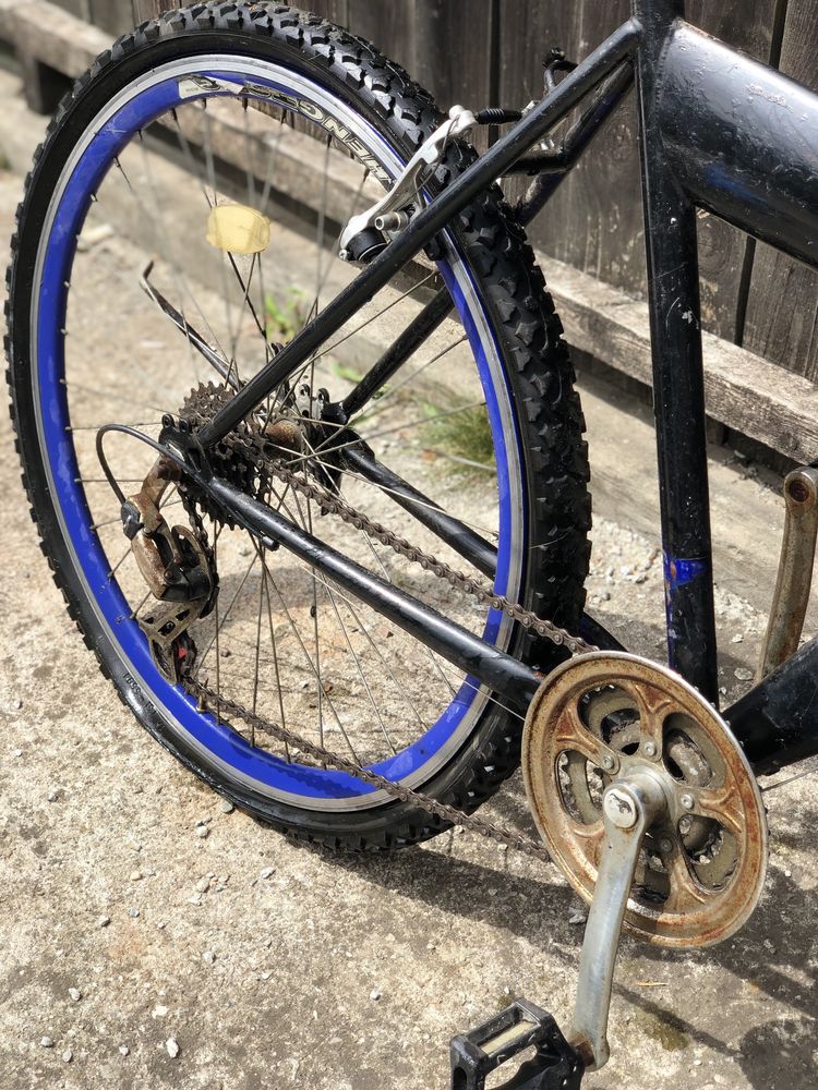 Bicicleta negru-albastra