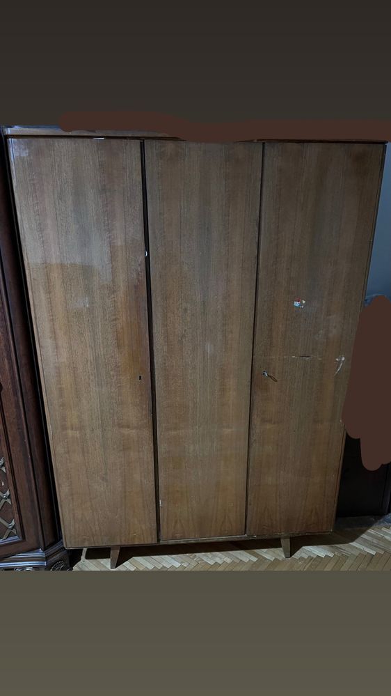 Продаётся старый лакированный шкаф
