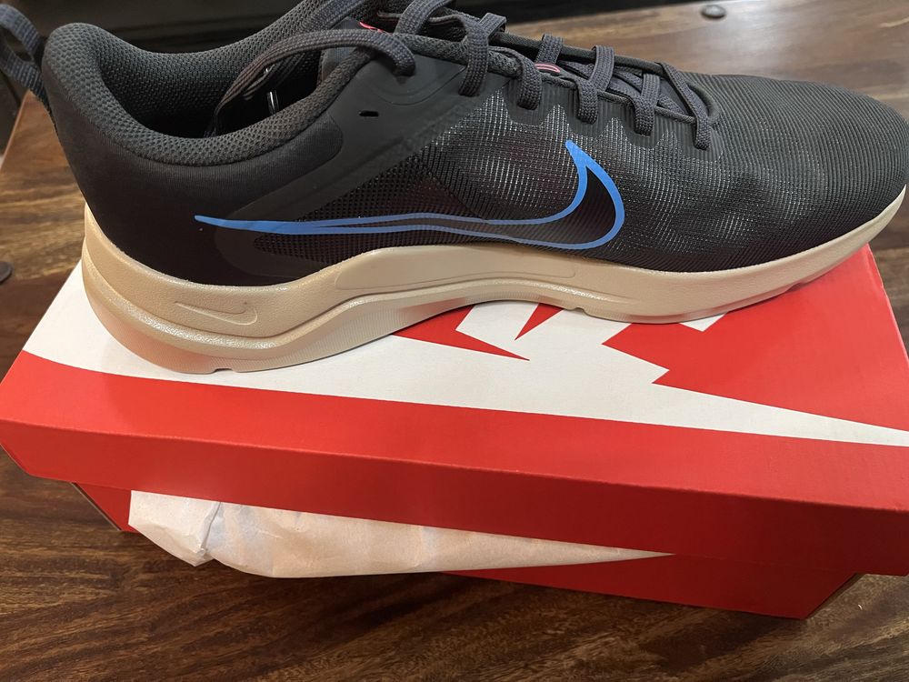 Продавам оргинални обувки nike чисто нови с оргинална кутия