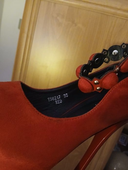 Pantofi cu toc înalt noi