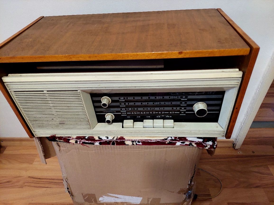 Radio cu pickup vechi rusesc
