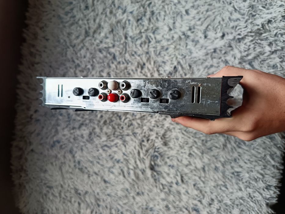 Vând doua amplificatoare auto crunch și mingsound