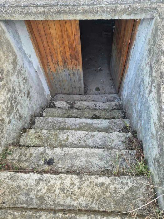 Къща в област Плевен в близост до магистрала .