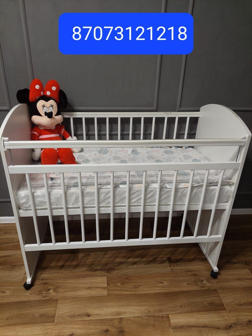Продам кроватку для новорожденного с матрацем