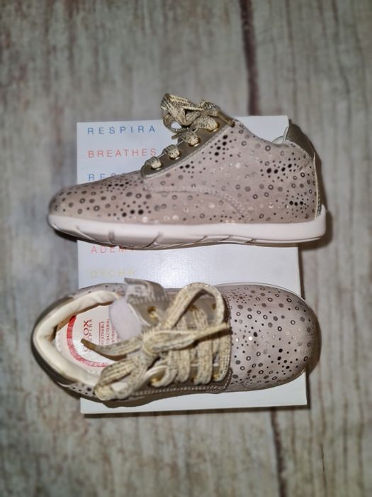 Papucei ghetute piele pentru fetite GEOX marime 25 sunt ca NOI