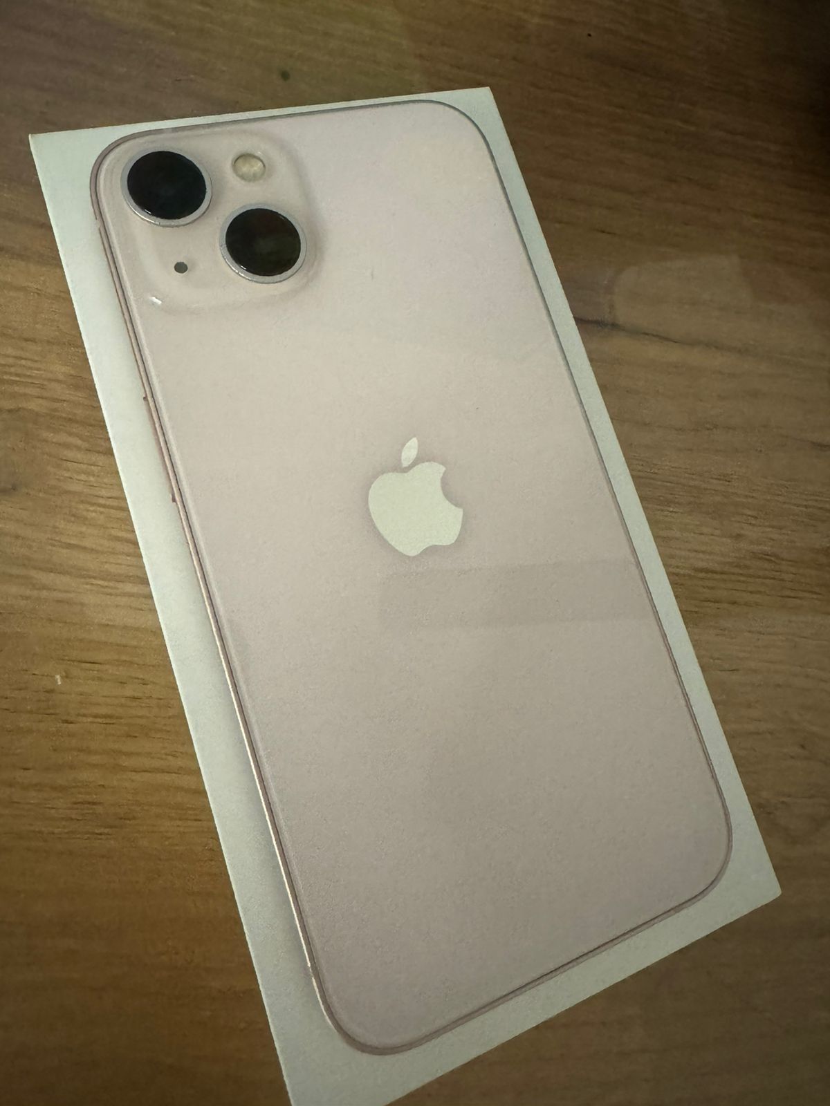 iPhone 13 розовый