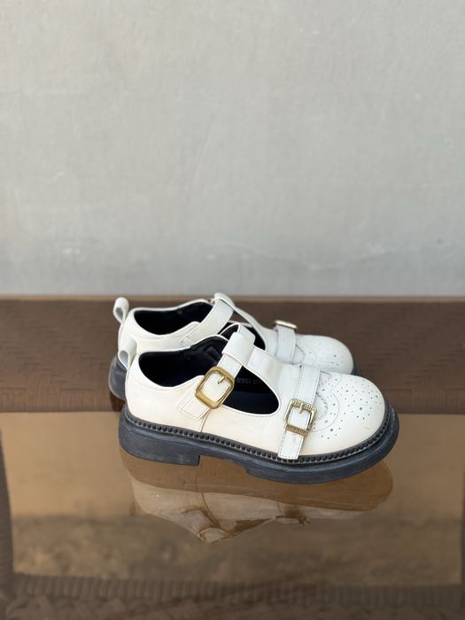 Bolalar oyoq kiyimi. Qiz bolalar uchun tuflilar.