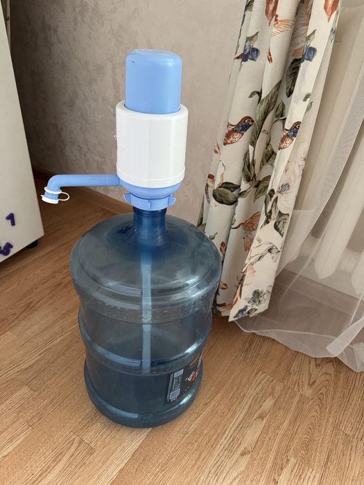 Бутыль с помпой для воды