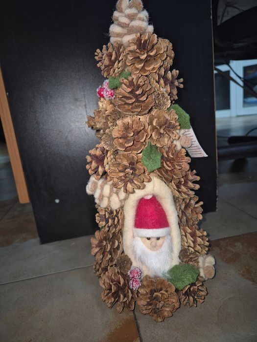 Малка коледна елхичка от шишарки