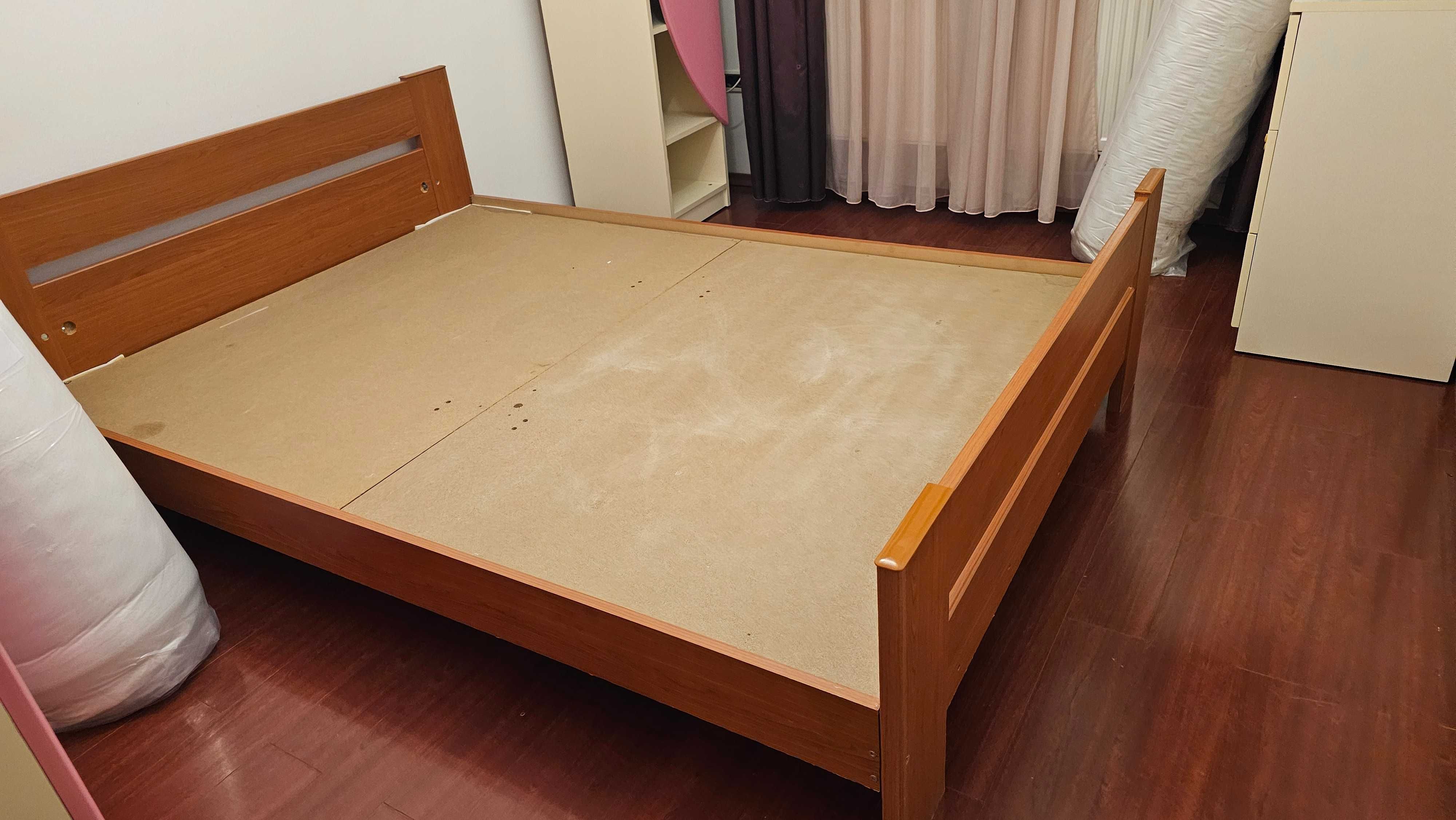 Pat 140 x 200 cu somiera pentru 2 persoane