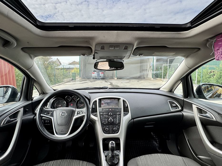 Vand Opel Astra J • 2011 • 1.7 D • 110Cp • Trapa • Navigatie • Fiscal