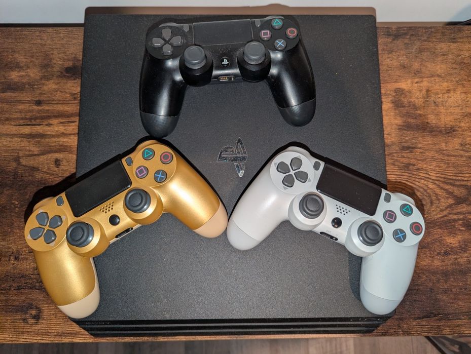 PlayStation 4 PRO 1TB + 2 manete + 6 jocuri