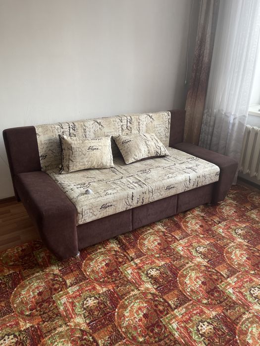 Продам диван и две подушки