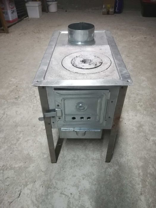 Продавам малка печка на дърва