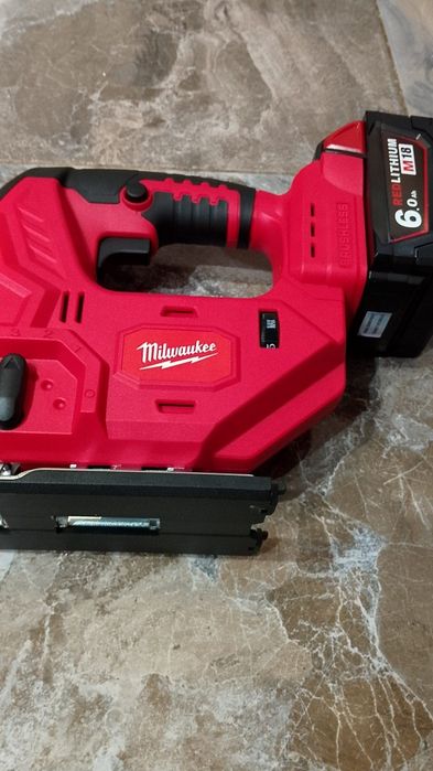 Fierăstrău pendular milwaukee cu baterie de 6A