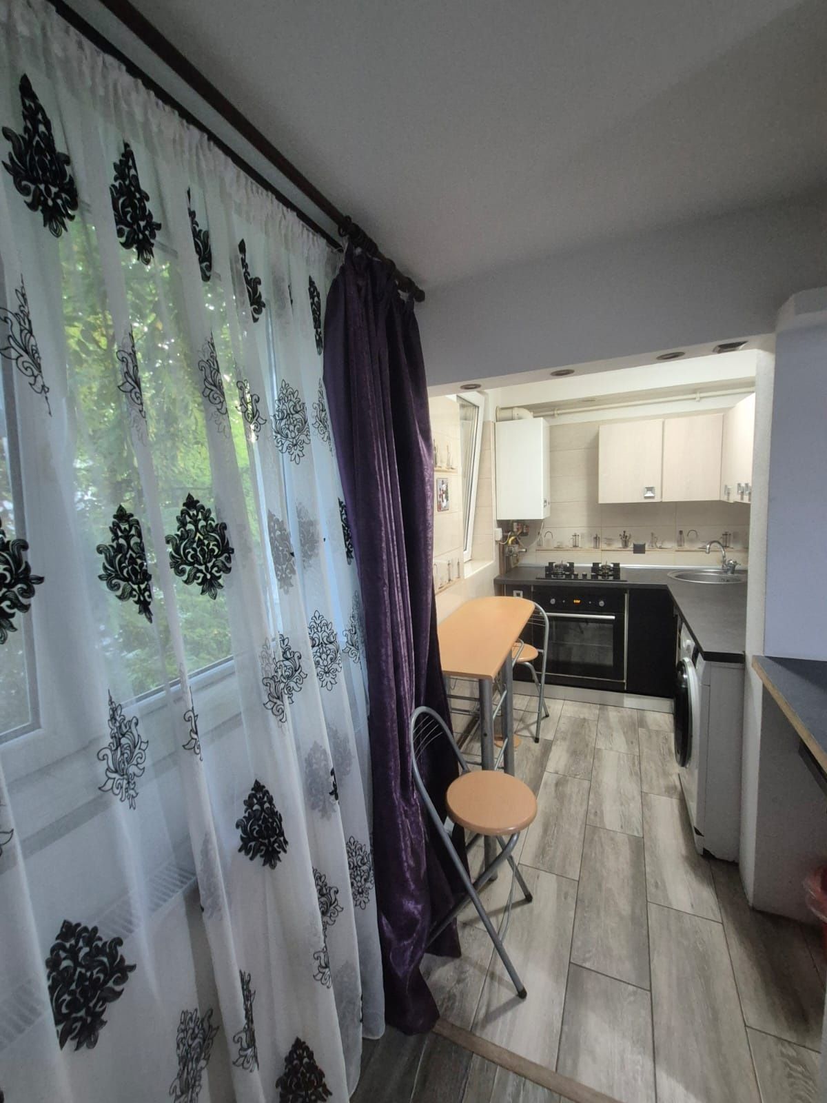 APARTAMENT 3 camere, semidecomandat ,etaj 2