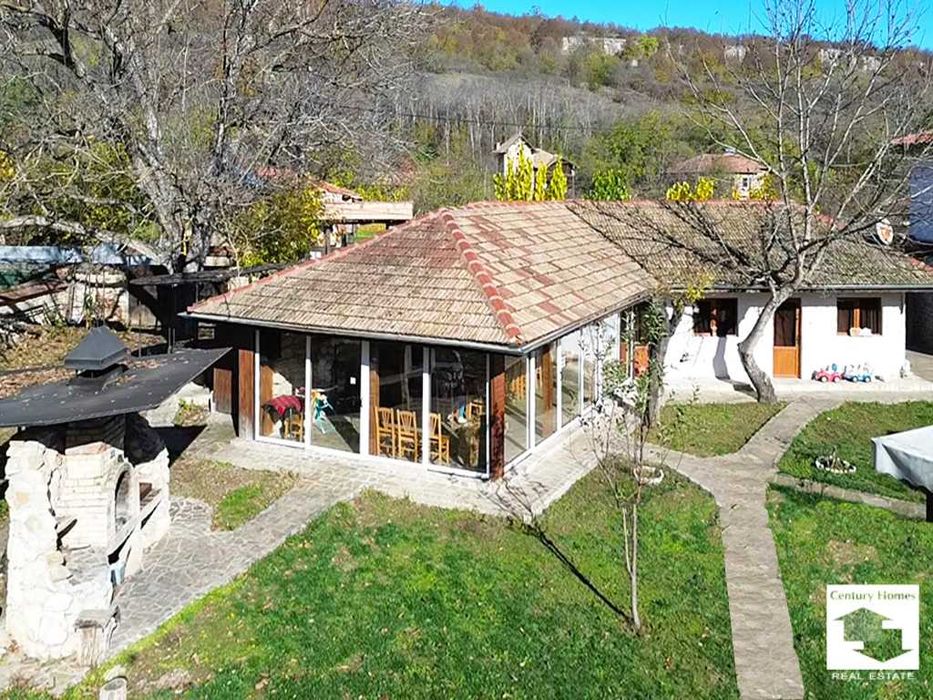 116249 Къща с 8 спални, механа и добре аранжиран двор в с. Емен