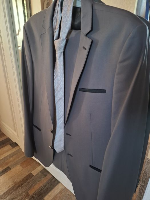 Продам костюм серого цвета