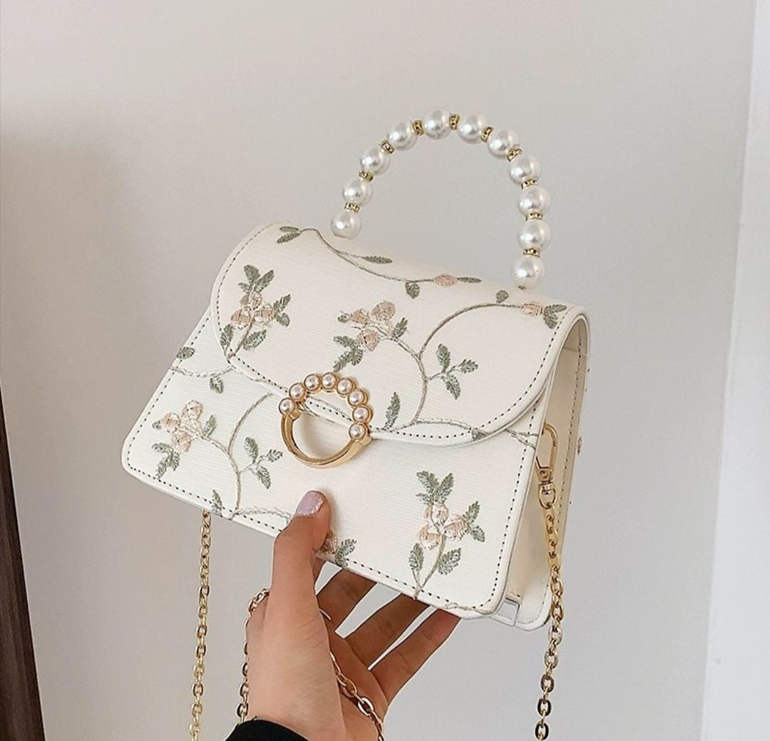 Белая сумочка с цветочным принтом!