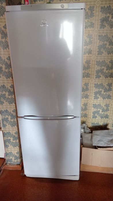 Холодильник Indesit SB1670