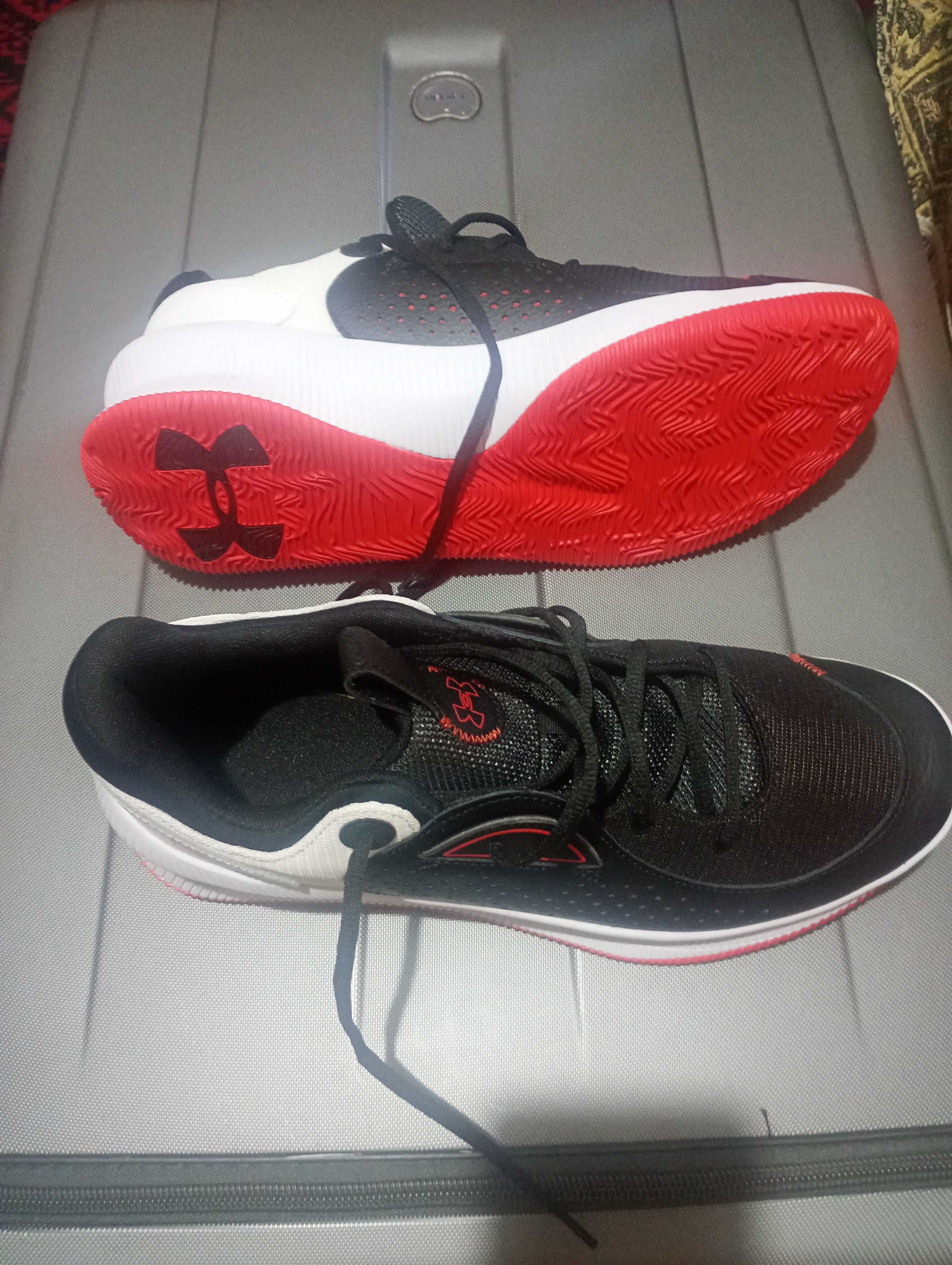 Обувки Under armour 31см дължина на стелка