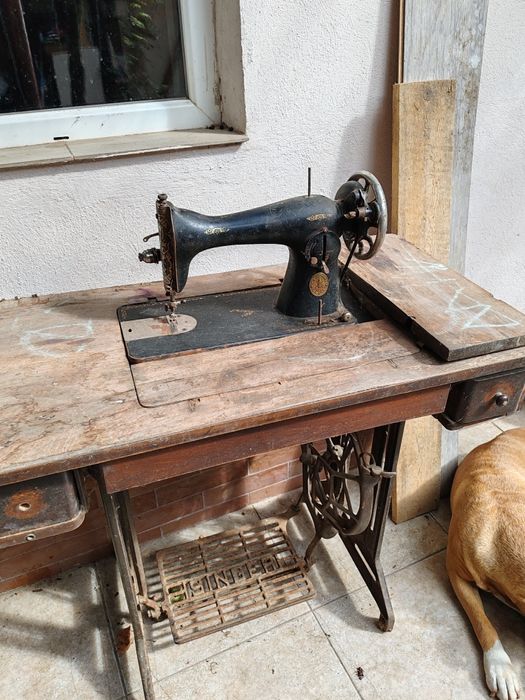 Mașină de cusut SINGER