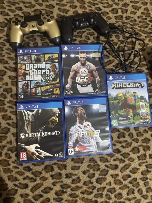 продаю пс 4 с 2 джойстками шнур и 5 игр