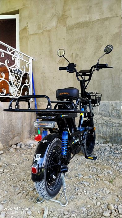 Veloskuter sotiladi. Drongo.
