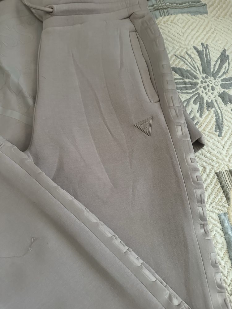 Екип на марката guess