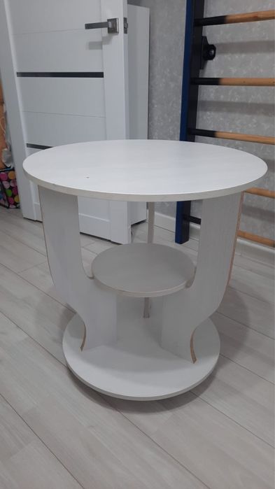 Продам столик,тумбу,табуретки