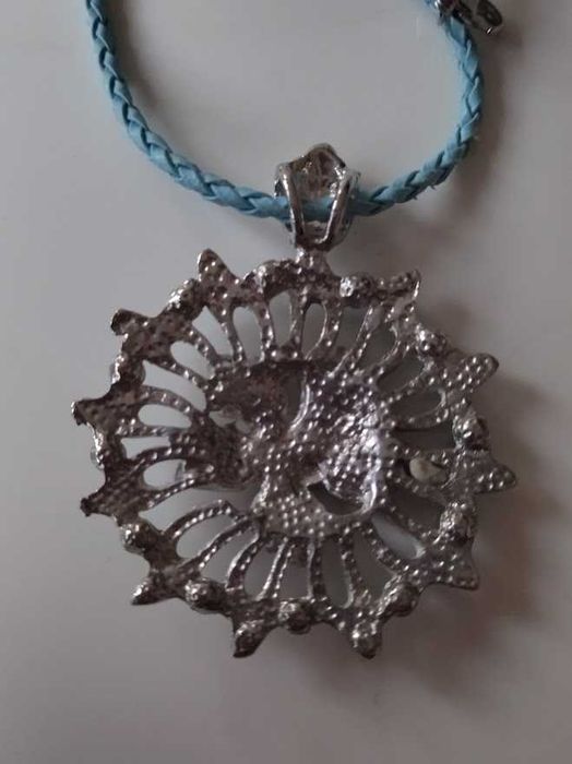 Сребристо колие с камъни