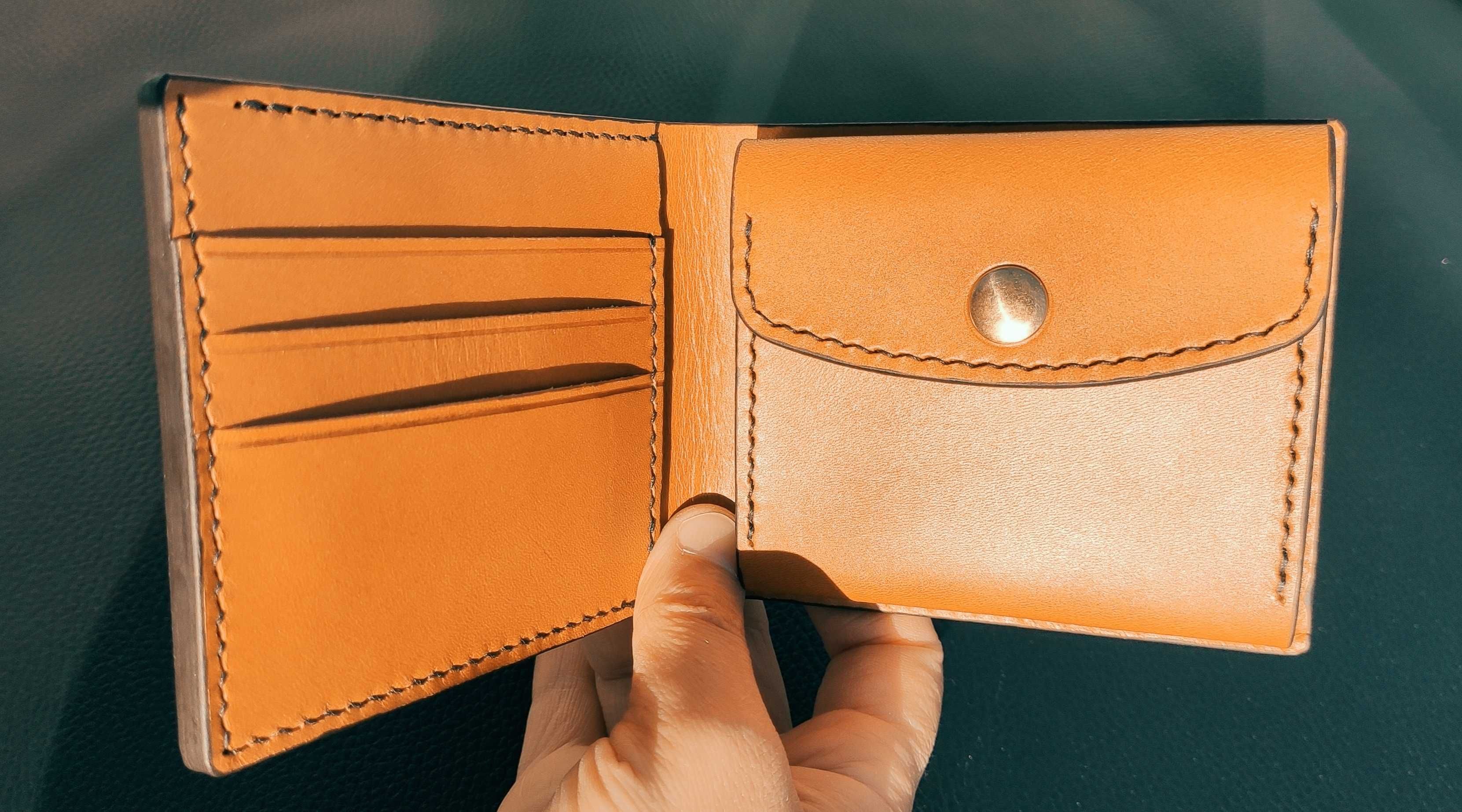 Минималистичен кожен портфейл за мъже - бифолд с кутия за монети