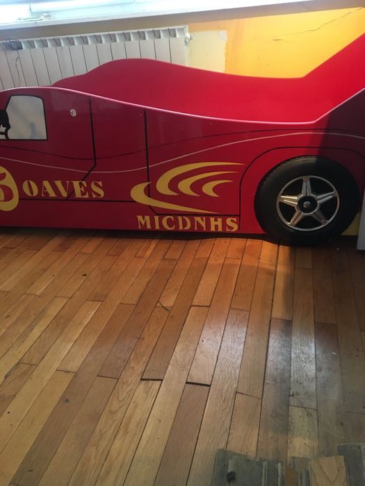 Легло кола с фарове