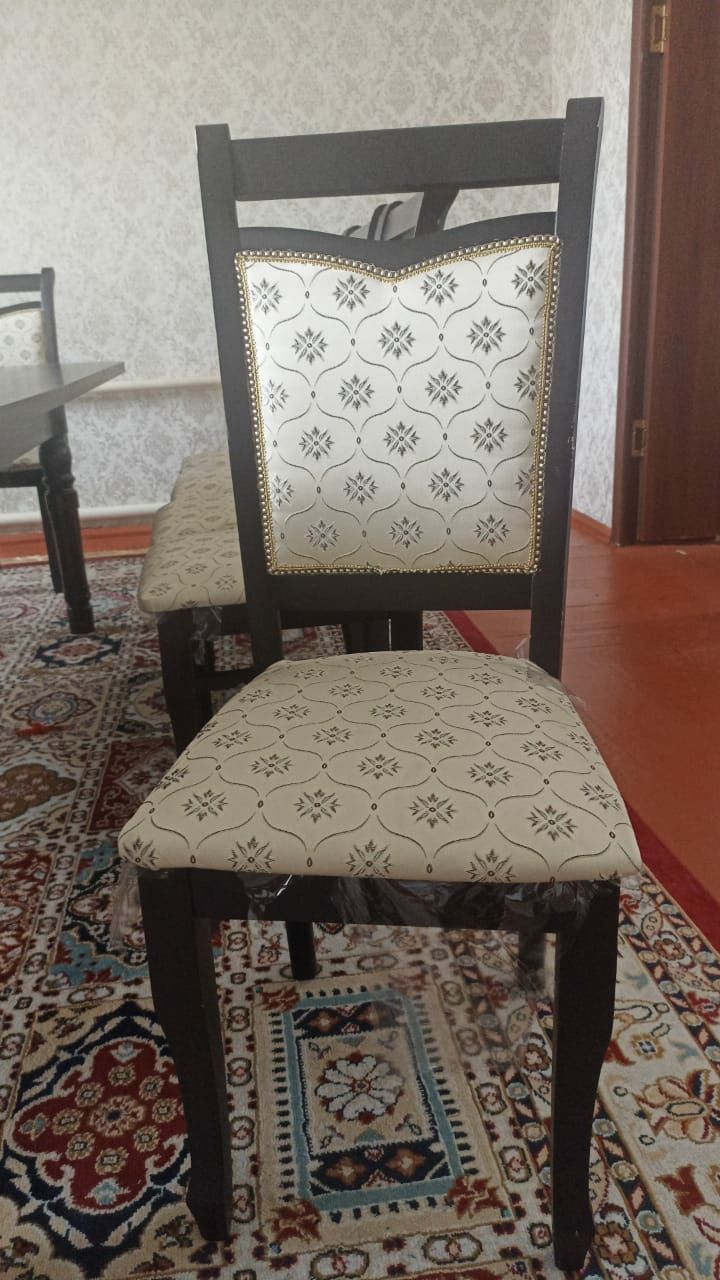 Стол стулья для зала