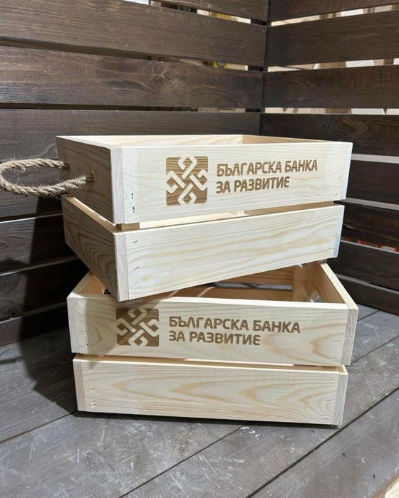 Коледна дървена щайга ръчна изработка за корпоративни подаръци