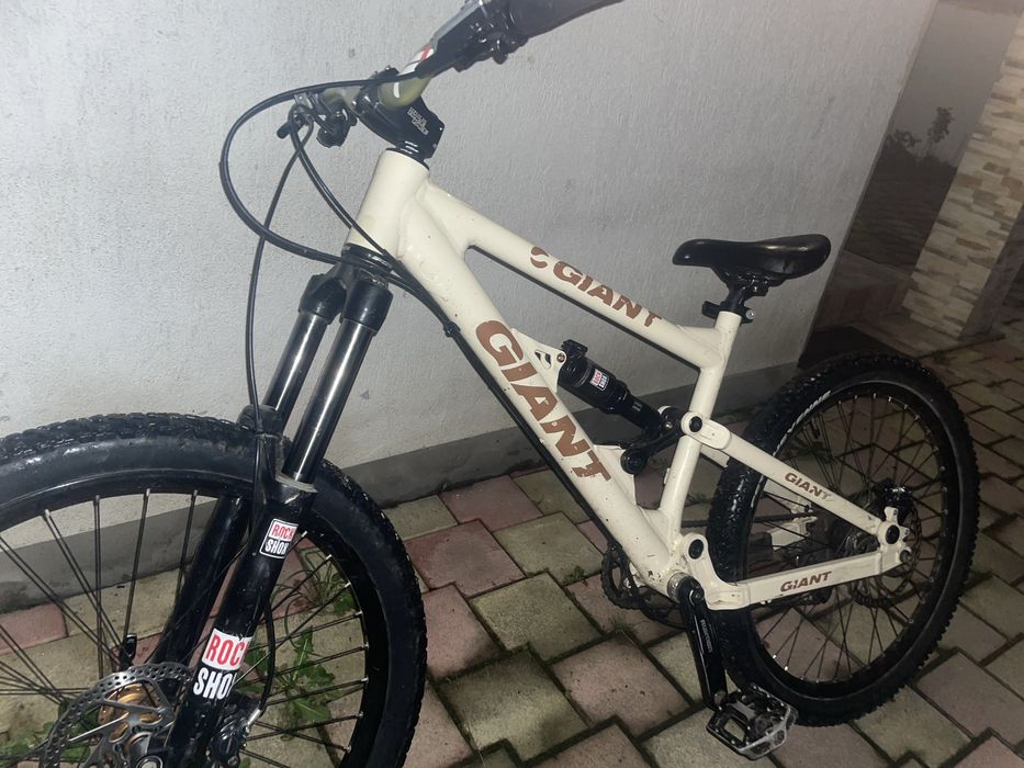 Bicicletă full suspension giant