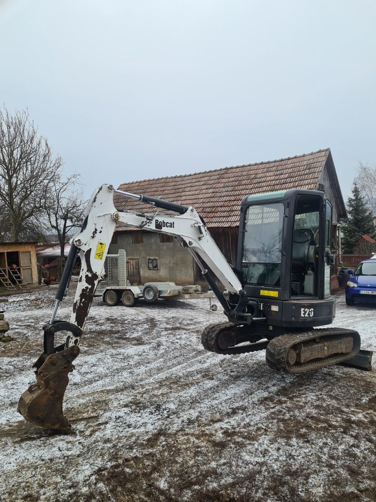 Execut lucrări cu miniexcavator 2,7 tone